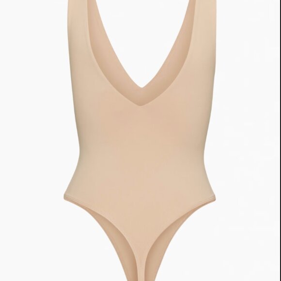 Contour v-neck Bodysuit | Babaton - Picture 2 of 5